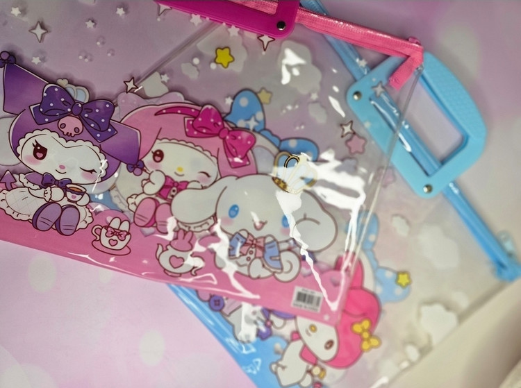 کیف دستی شفاف فانتزی زیپ دار طرح کرومی و دوستان آبی صورتی وارداتی با کیفیت عالی شکوفه گیلاس پینترستی کیوت👜✨