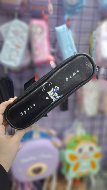 جامدادی باریک فانتزی طرح فضانورد و جنس چرم مشکی طرح موشک یونیکورن توت فرنگی توپ وارداتی شکوفه گیلاس🖤🚀