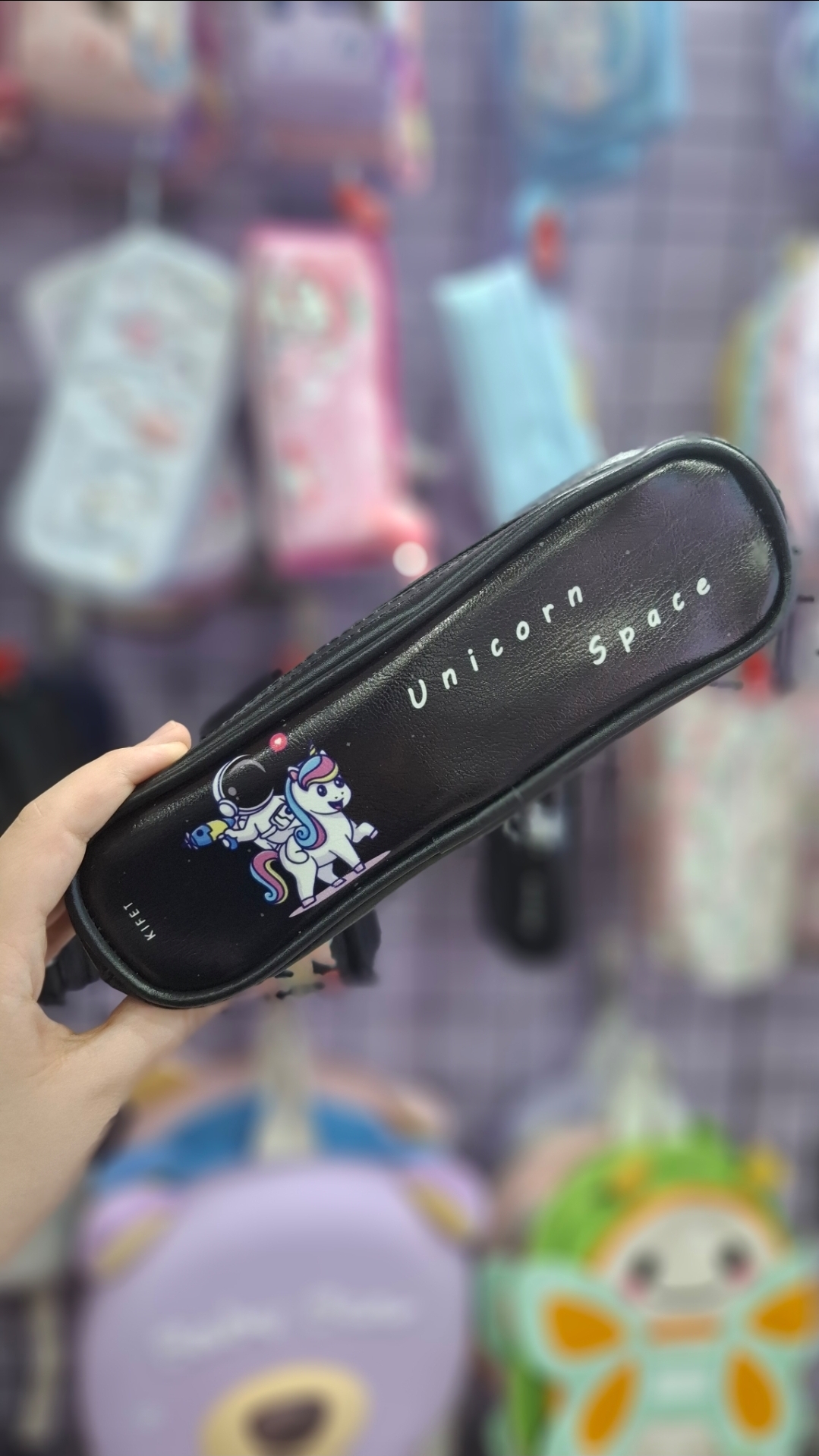 جامدادی چرمی فانتزی مدل باریک و کم جا مخصوص دانش آموزان و دانشجویان شکوفه گیلاس🖤🚀