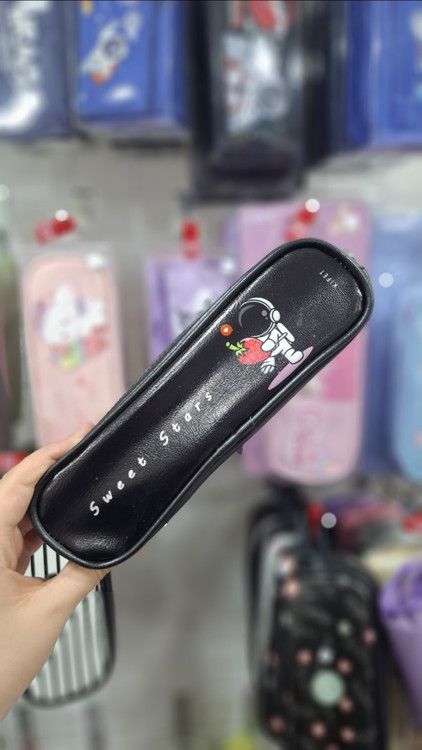 جامدادی پینترستی طرح فضانورد چرمی مناسب هدیه و استفاده روزمره شکوفه گیلاس🖤🚀