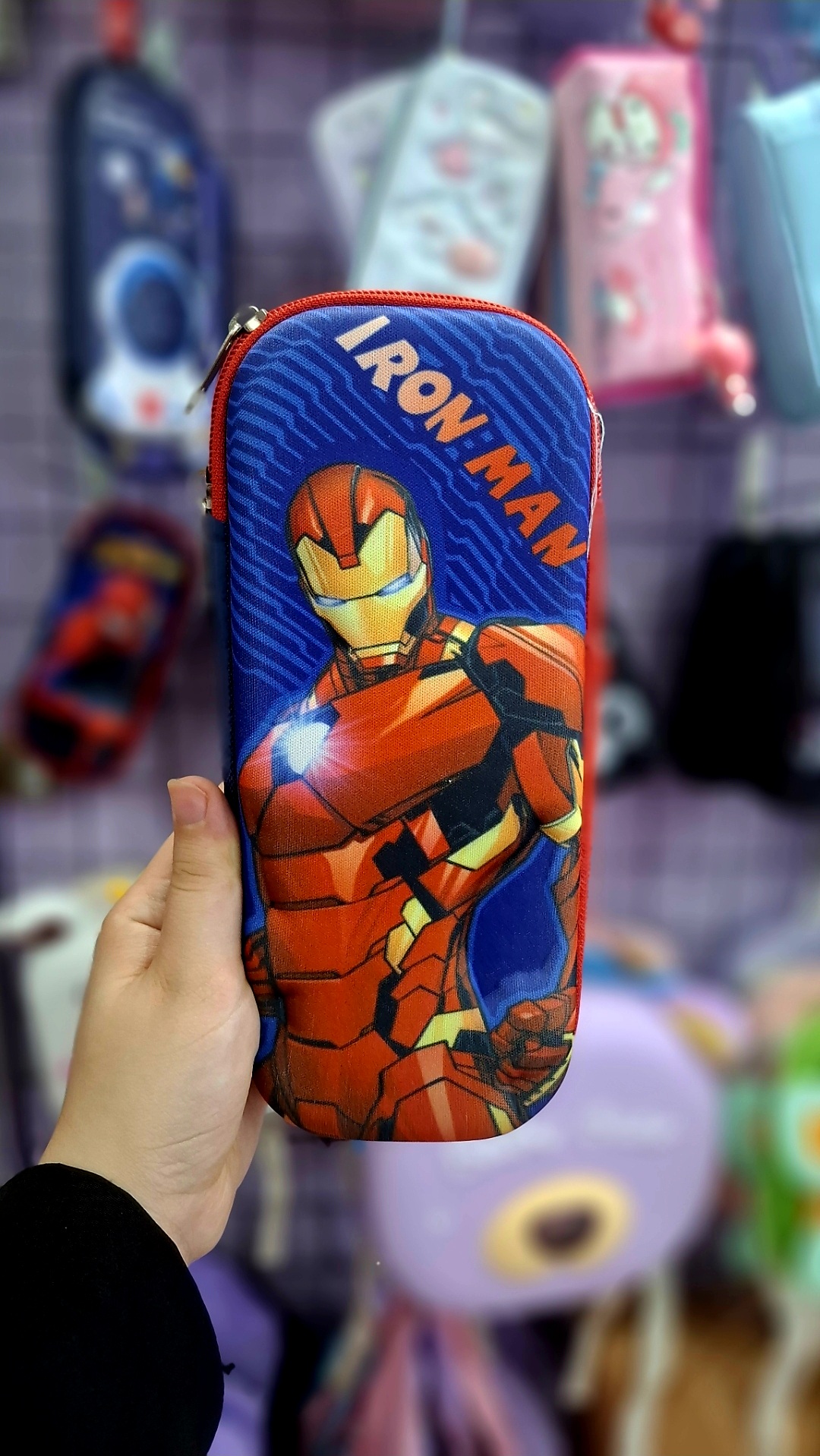 جامدادی فانتزی وارداتی طرح ایرون من با فضای جادار و بخش بندی داخلی شکوفه گیلاس🕷️🔥