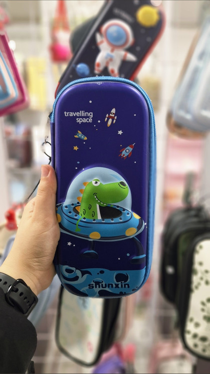 جامدادی مدل تبلتی طرح فضانورد و موشک با بدنه سخت و مقاوم مخصوص دانش آموزان پسر شکوفه گیلاس🚀🌌