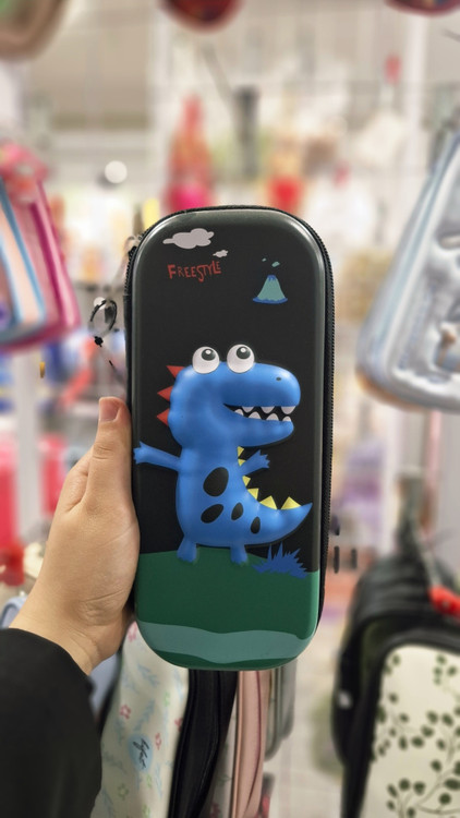 جامدادی فانتزی وارداتی طرح دایناسور و سفینه با فضای جادار و بخش بندی داخلی شکوفه گیلاس🚀🌌