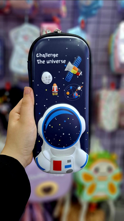 جامدادی تبلتی فانتزی طرح پسرانه فضانورد و دایناسور آبی سرمه ای وارداتی با کیفیت عالی شکوفه گیلاس پینترستی کیوت🚀🌌