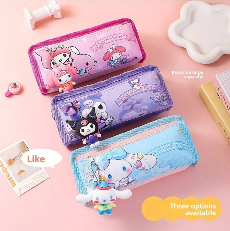 جامدادی برزنتی فانتزی طرح کرومی و دوستان همراه با آویز تمام سیلیکونی سینمارول کرومی ملودی💎📚