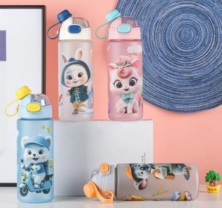 قمقمه وارداتی فانتزی با طراحی حیوانات بامزه و بند رودوشی برای حمل آسان شکوفه گیلاس🥤🐼